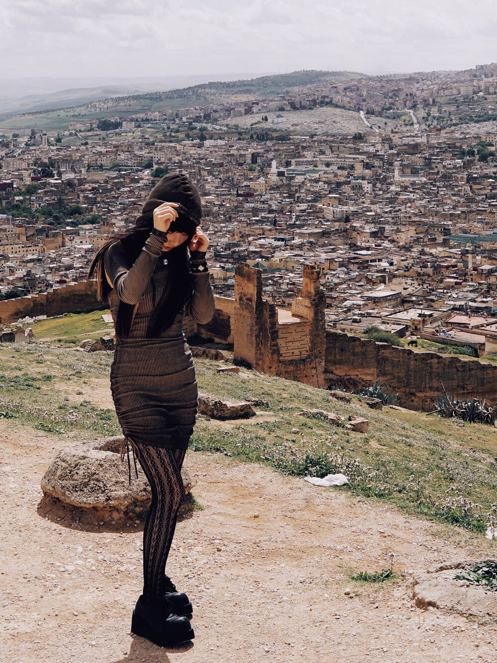 ブラウン系のワンピース/ドレス、ベージュ系のバックパック/リュック、ブラック系のその他を着用したレディースの春コーディネートの2枚目の写真