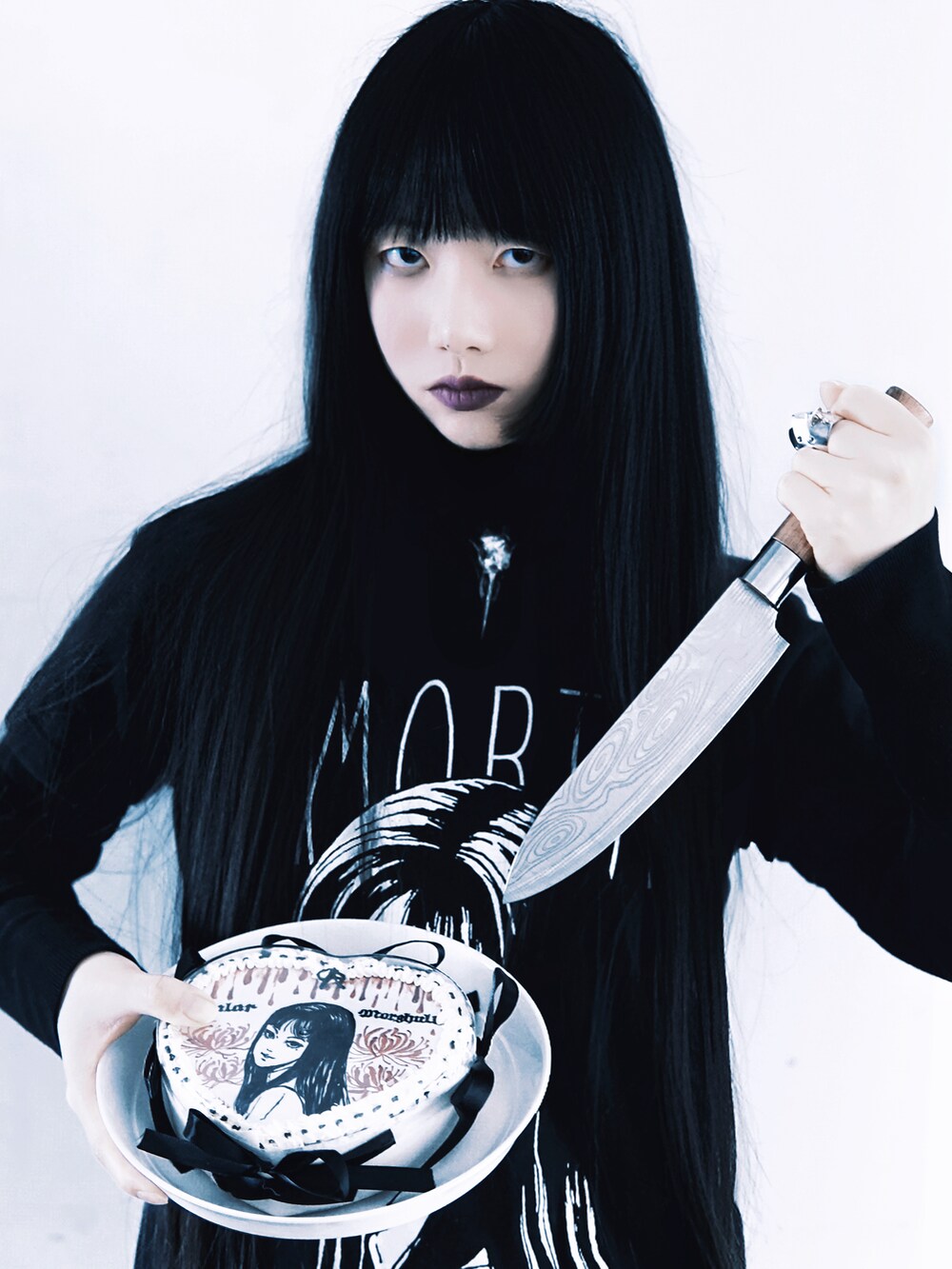 ブラック系のTシャツ/カットソー、シルバー系のリング、シルバー系のチョーカーを着用したレディースの冬コーディネートの2枚目の写真