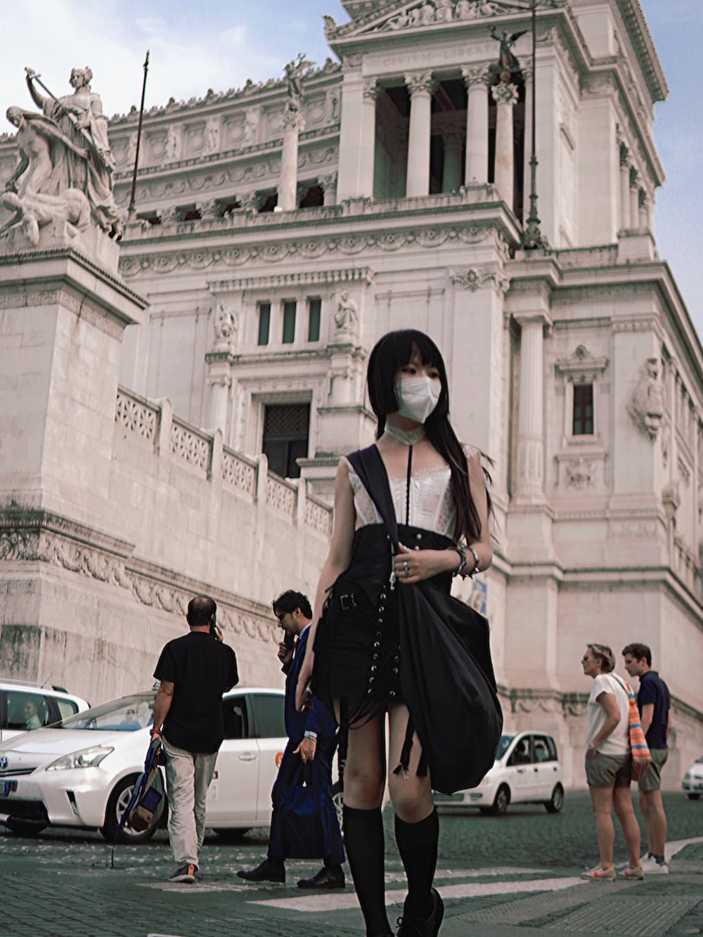 ホワイト系のトップス、グレー系のバッグ、ブラック系のスカートを着用したレディースの冬コーディネートの2枚目の写真