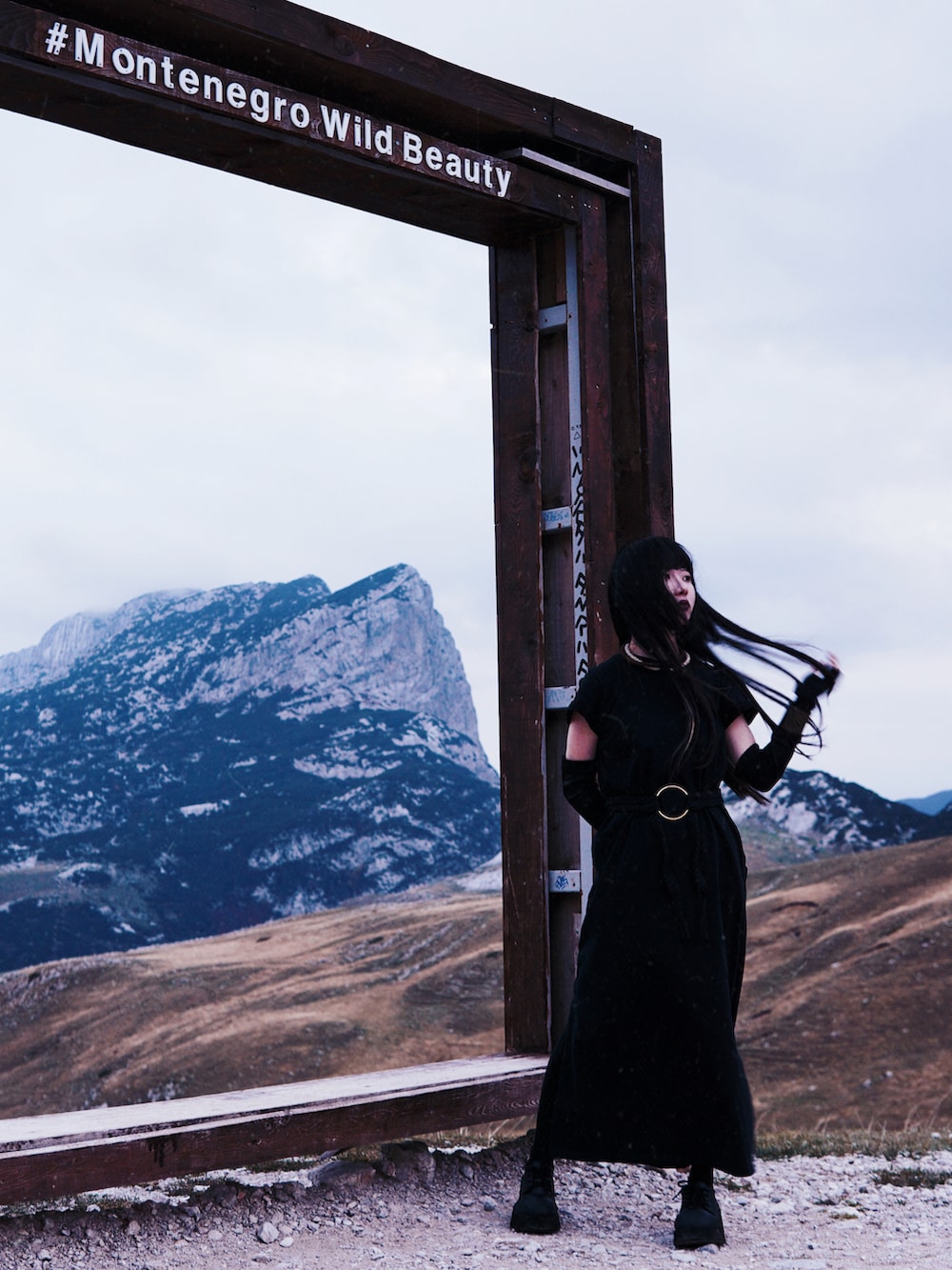 ブラック系のワンピース/ドレス、ブラック系のその他、ベージュ系のチョーカーを着用したレディースの春コーディネートの4枚目の写真