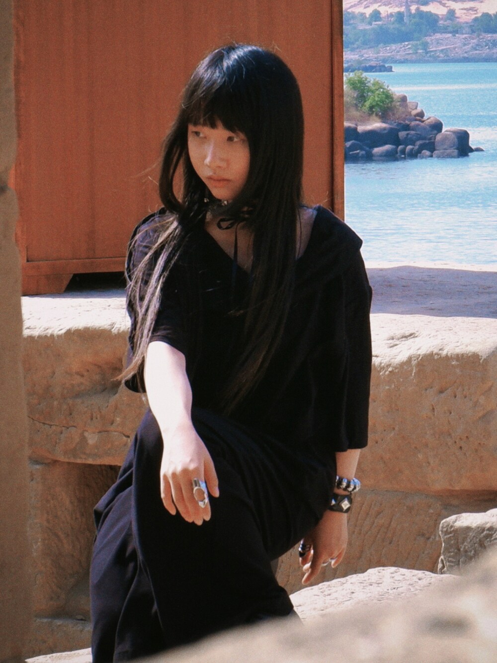 ブラック系のワンピース/ドレス、シルバー系のその他、ブラック系のその他を着用したレディースの冬コーディネートの3枚目の写真