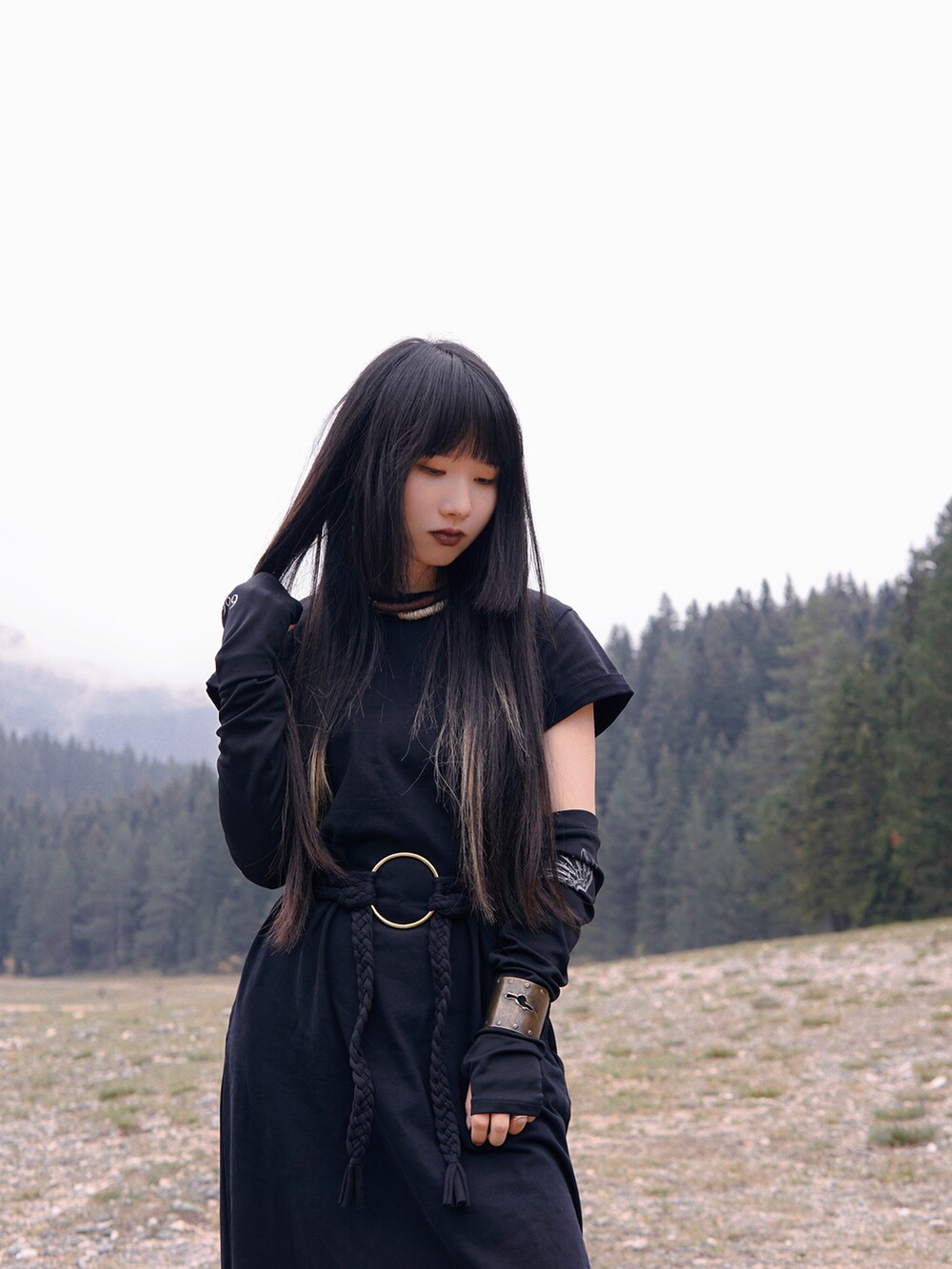 ブラック系のワンピース/ドレス、ブラック系のその他、ベージュ系のチョーカーを着用したレディースの春コーディネートの2枚目の写真