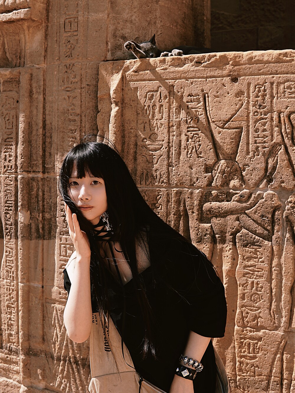 ブラック系のワンピース/ドレス、シルバー系のその他、ブラック系のその他を着用したレディースの冬コーディネートの4枚目の写真