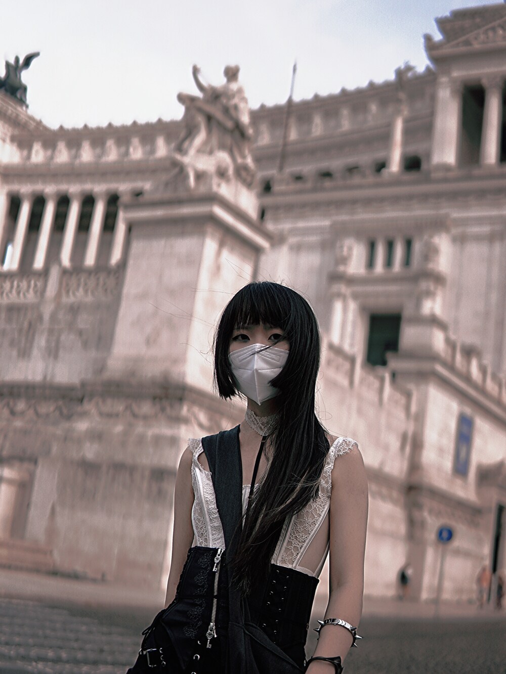 ホワイト系のトップス、グレー系のバッグ、ブラック系のスカートを着用したレディースの冬コーディネートの4枚目の写真