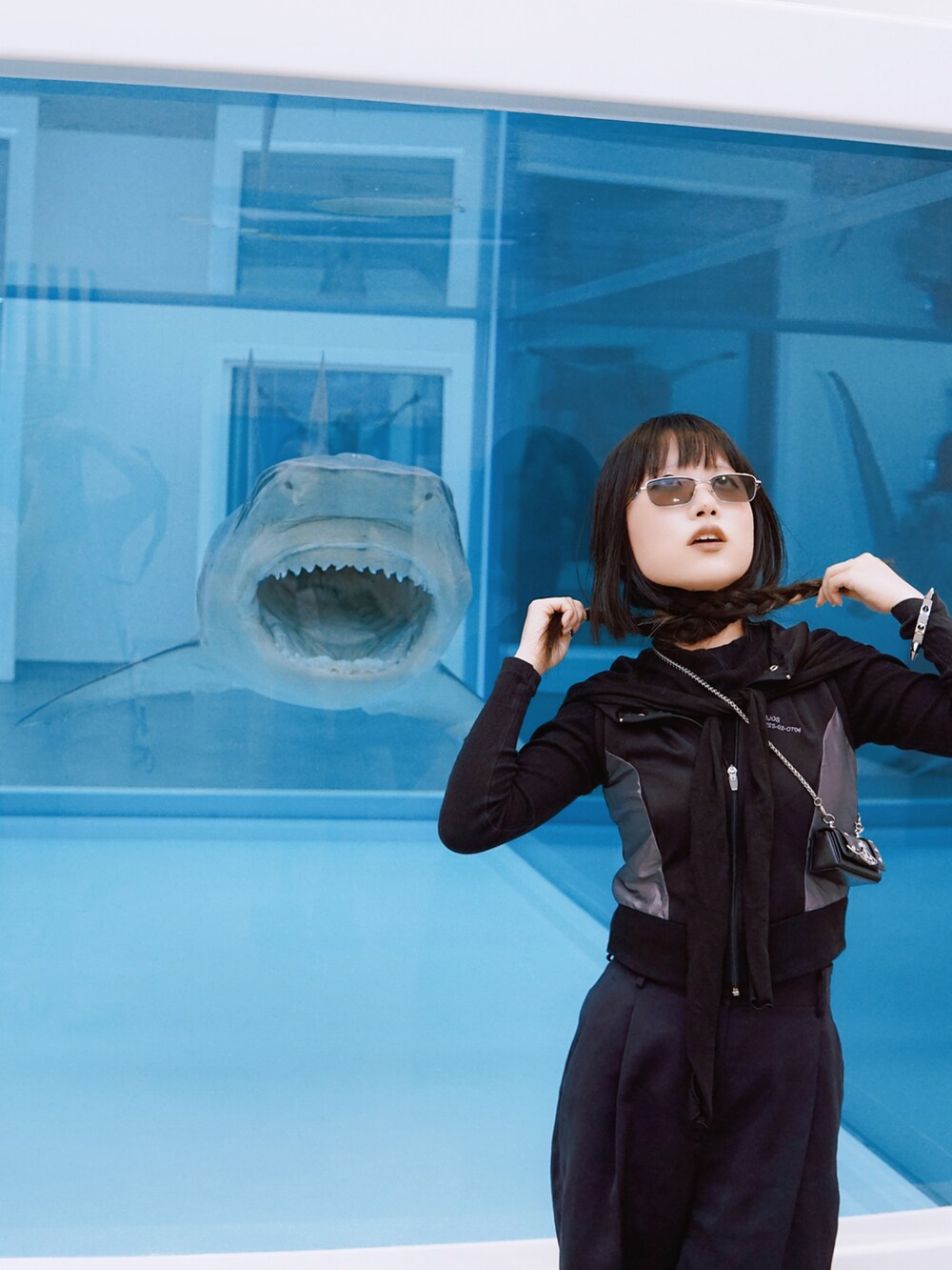 ブラック系のその他パンツ、ブラック系のジャケット/アウター、ブラック系のブーツを着用したレディースの冬コーディネートの5枚目の写真