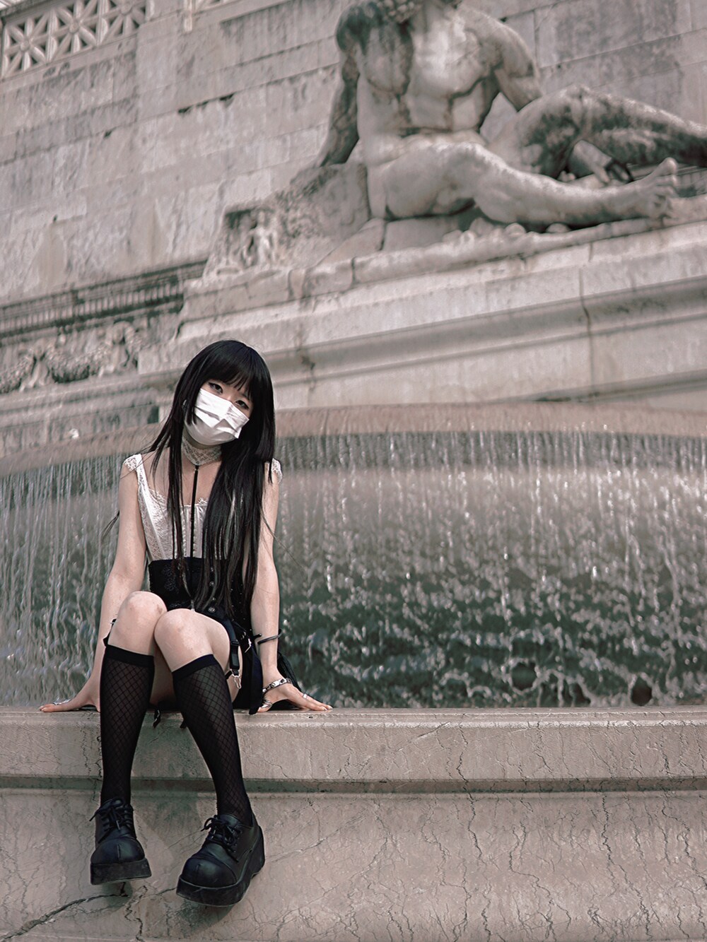 ホワイト系のトップス、グレー系のバッグ、ブラック系のスカートを着用したレディースの冬コーディネートの3枚目の写真