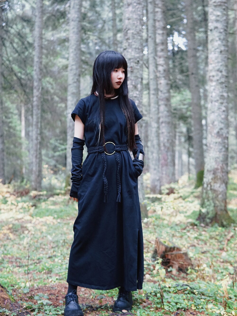 ブラック系のワンピース/ドレス、ブラック系のその他、ベージュ系のチョーカーを着用したレディースの春コーディネートの3枚目の写真