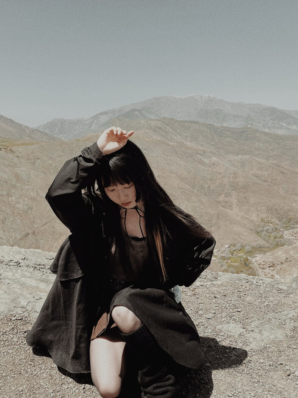 ブラウン系のTシャツ/カットソー、ブラウン系のスカート、ブラック系のシャツ/ブラウスを着用したレディースの春コーディネートの4枚目の写真