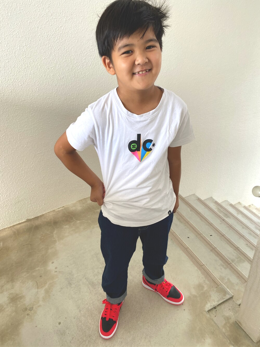 レッド系のスニーカーを着用したキッズの秋コーディネートの2枚目の写真