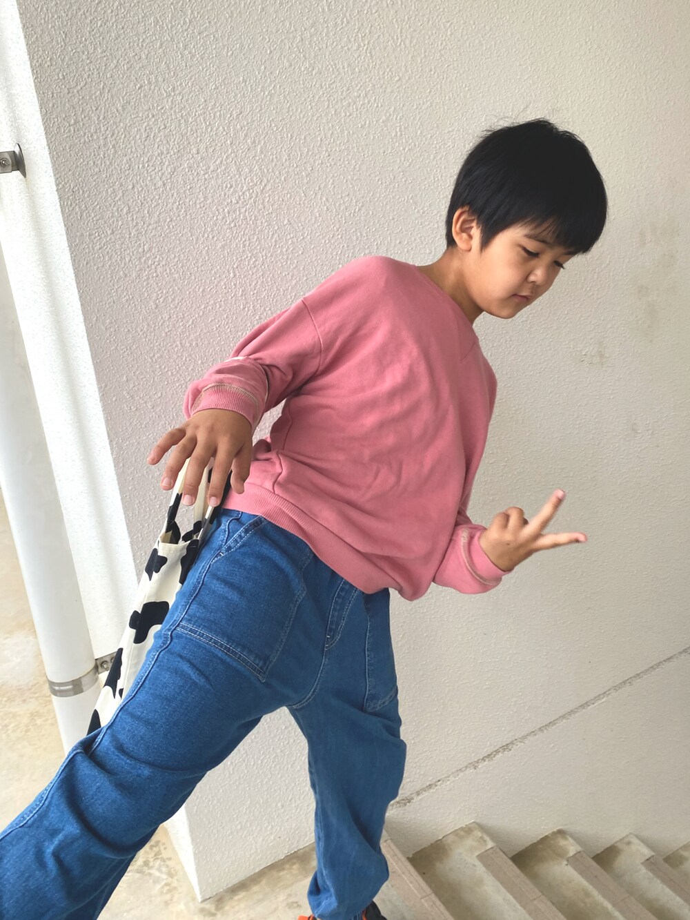 ピンク系のスウェット、ブルー系のその他パンツ、ホワイト系のエコバッグ/サブバッグを着用したキッズの冬コーディネートの2枚目の写真