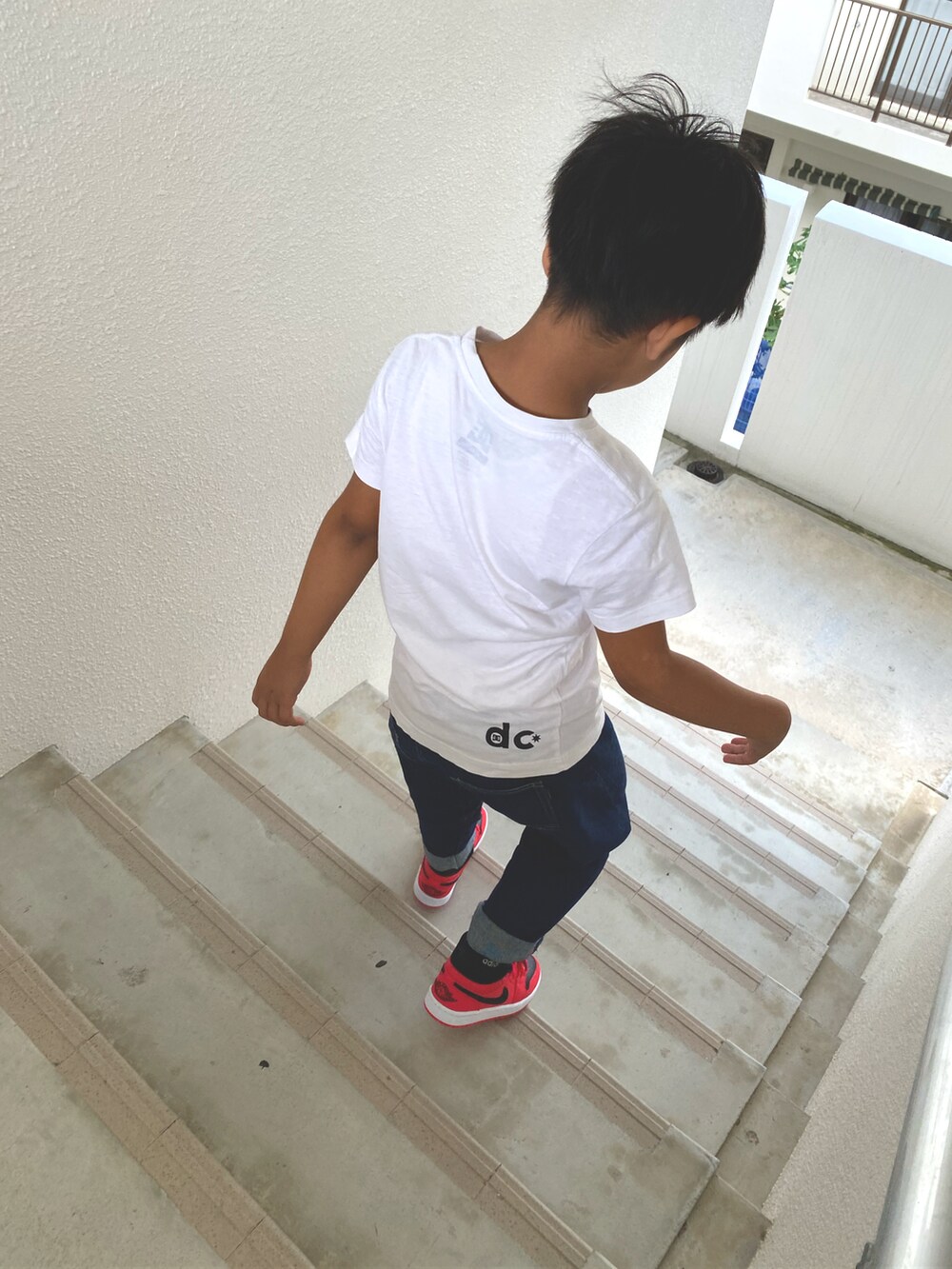 レッド系のスニーカーを着用したキッズの秋コーディネートの3枚目の写真