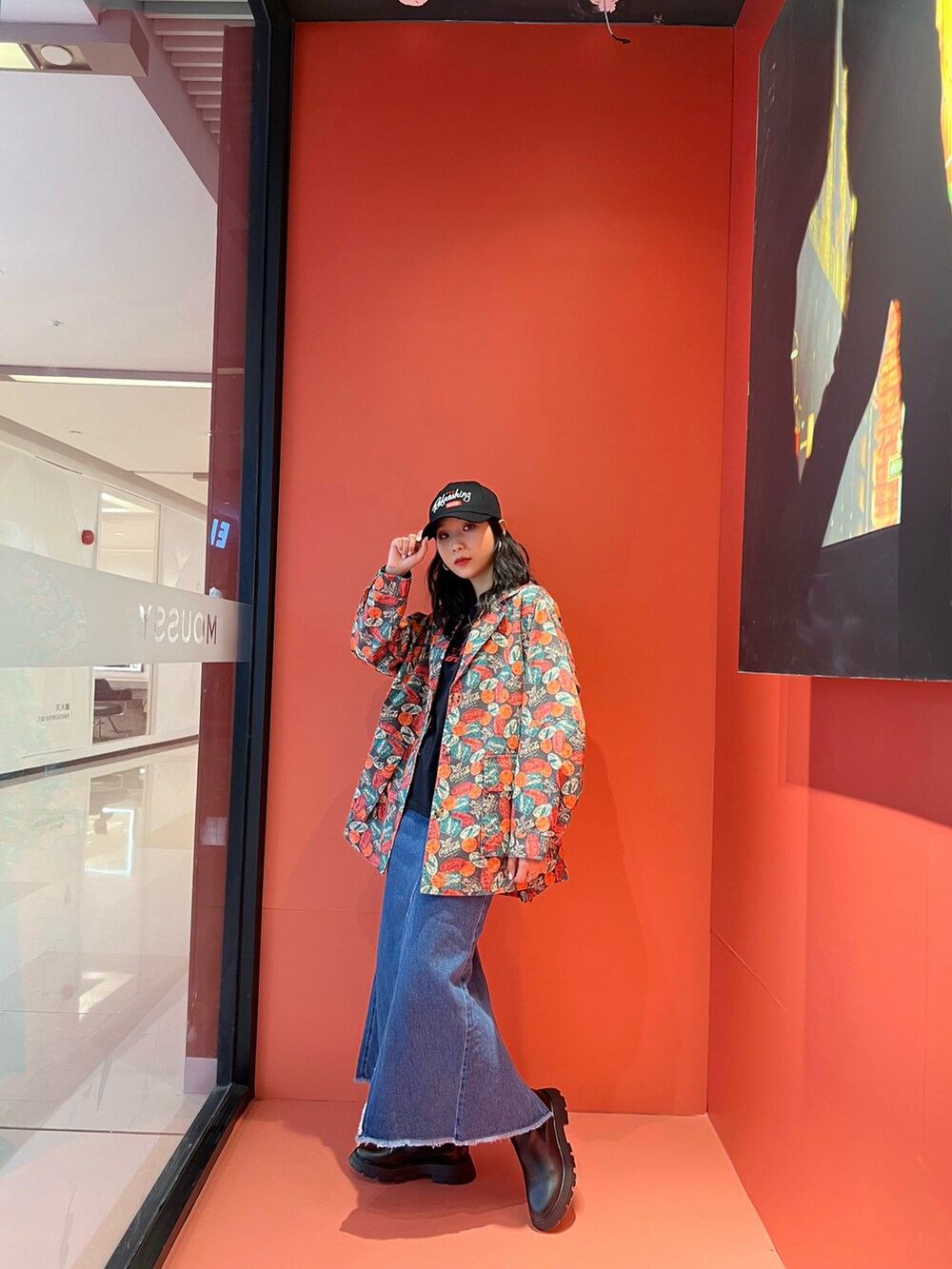 レッド系のテーラードジャケットを着用したレディースの夏コーディネートの3枚目の写真