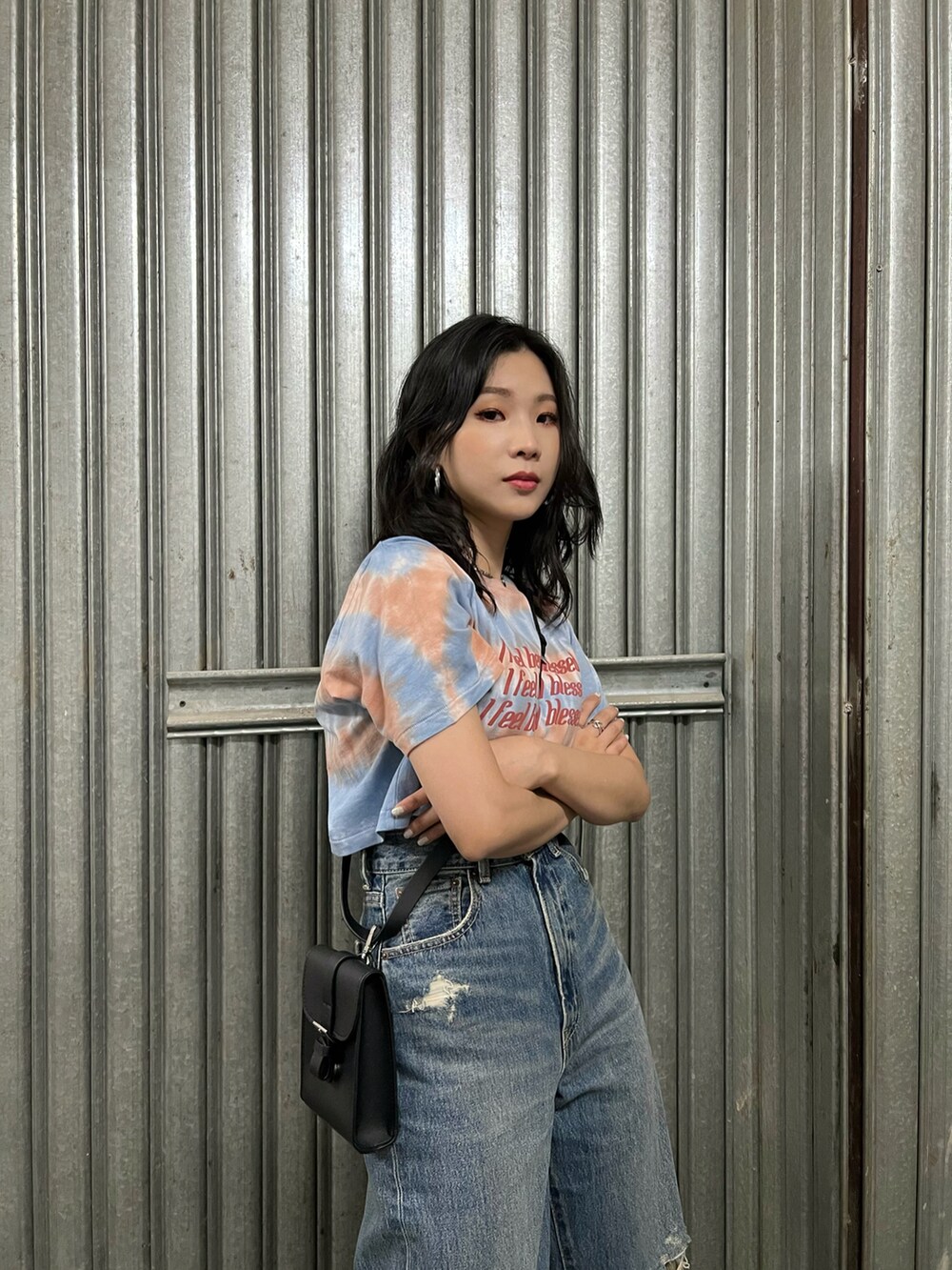 ブルー系のデニムパンツ、その他のTシャツ/カットソーを着用したレディースの夏コーディネートの2枚目の写真