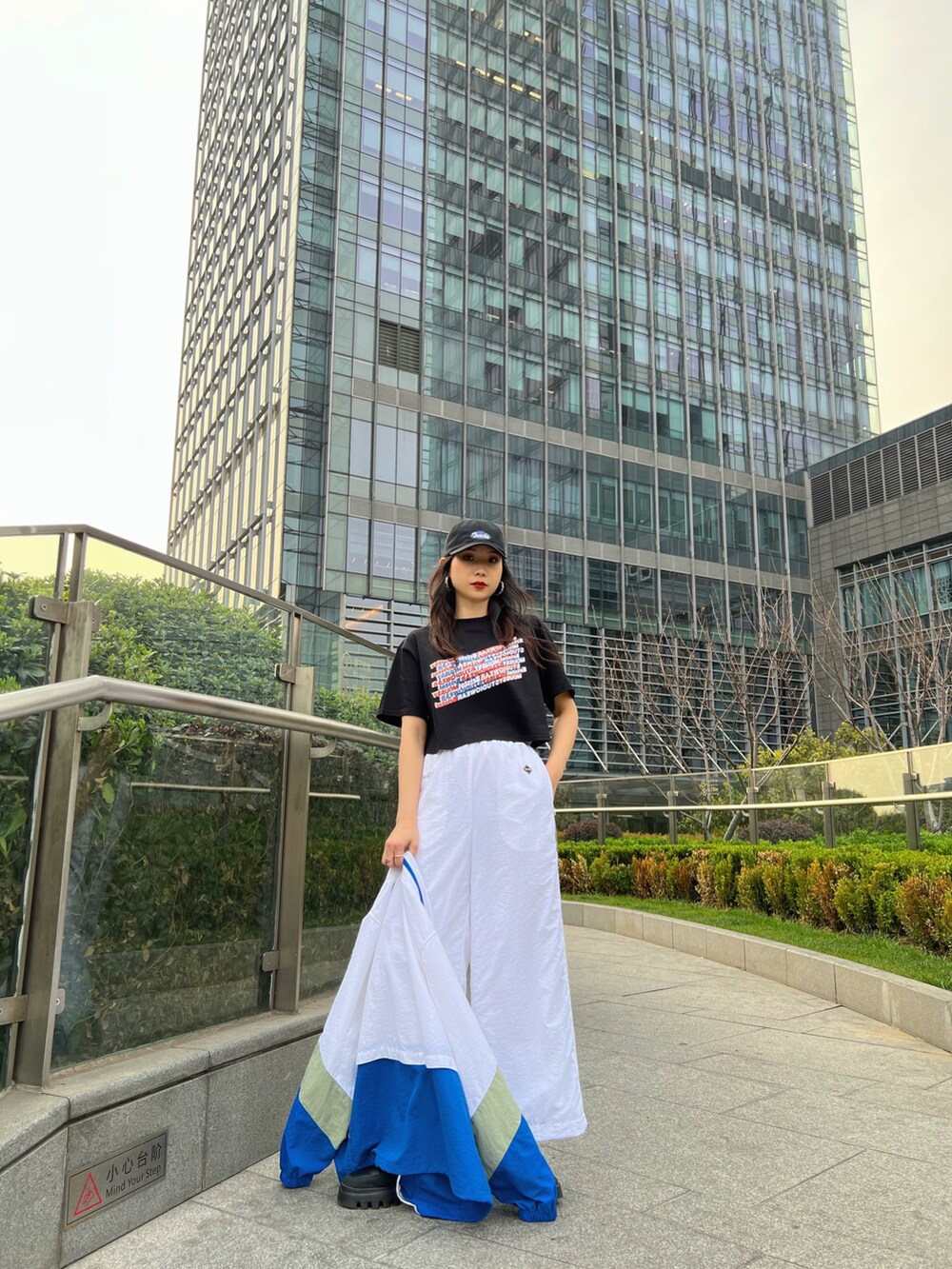 ブルー系のスウェットを着用したレディースの春コーディネートの3枚目の写真