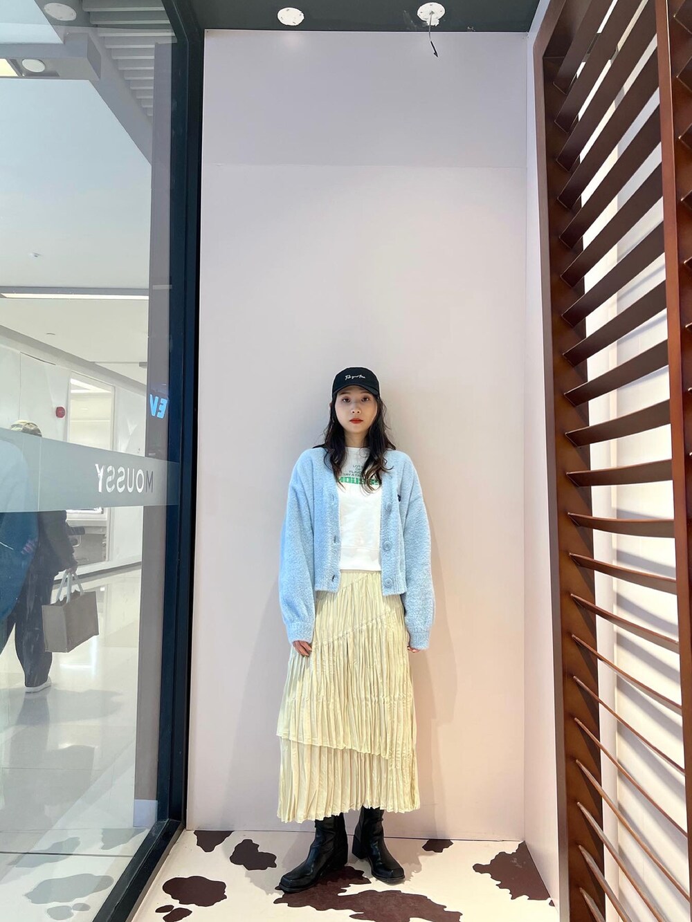 ベージュ系のスカート、ピンク系のニット/セーターを着用したレディースの春コーディネートの4枚目の写真