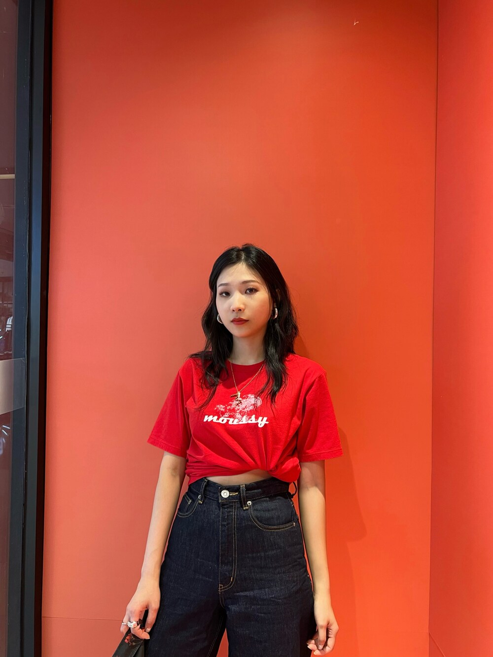 ブルー系のデニムパンツ、ブラック系のその他アウターを着用したレディースの夏コーディネートの3枚目の写真