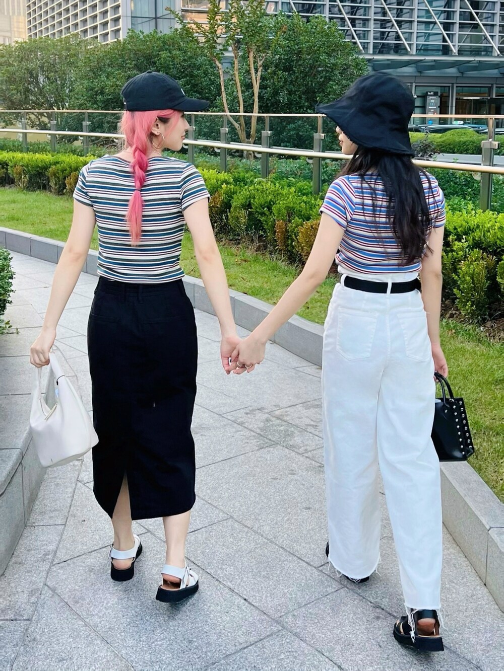 その他のニット/セーター、ホワイト系のデニムパンツ、ブラック系のデニムスカートを着用したレディースの夏コーディネートの3枚目の写真