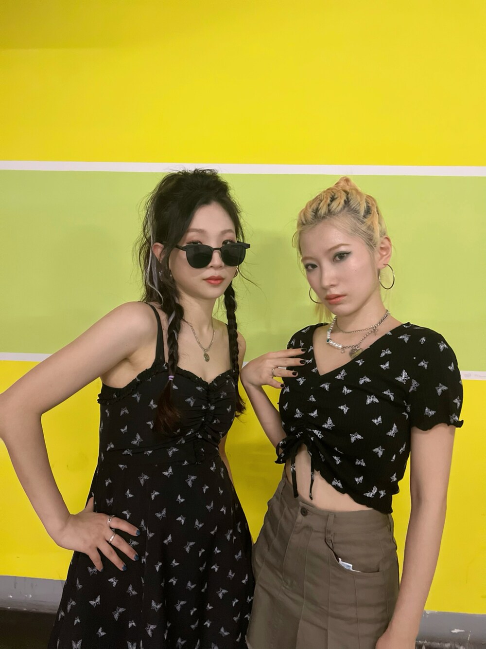 ブラック系のその他トップス、その他のスカート、ブラック系のワンピースを着用したレディースの夏コーディネートの2枚目の写真