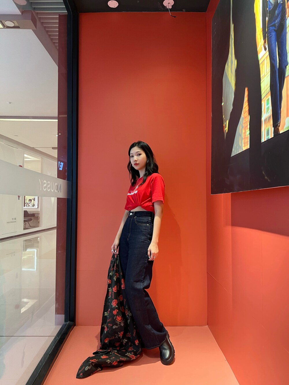 ブルー系のデニムパンツ、ブラック系のその他アウターを着用したレディースの夏コーディネートの4枚目の写真