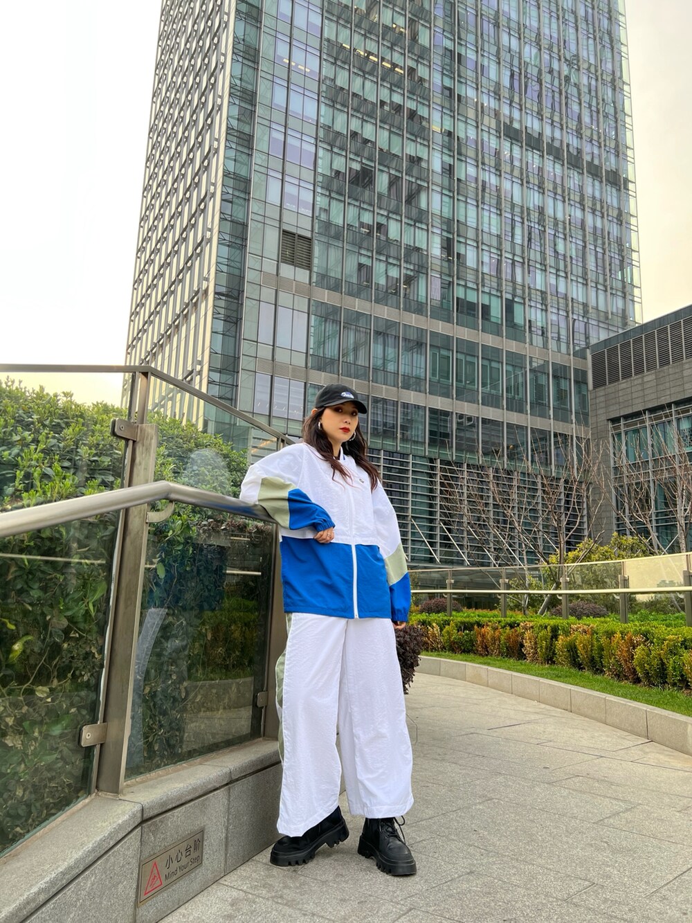 ブルー系のスウェットを着用したレディースの春コーディネートの2枚目の写真