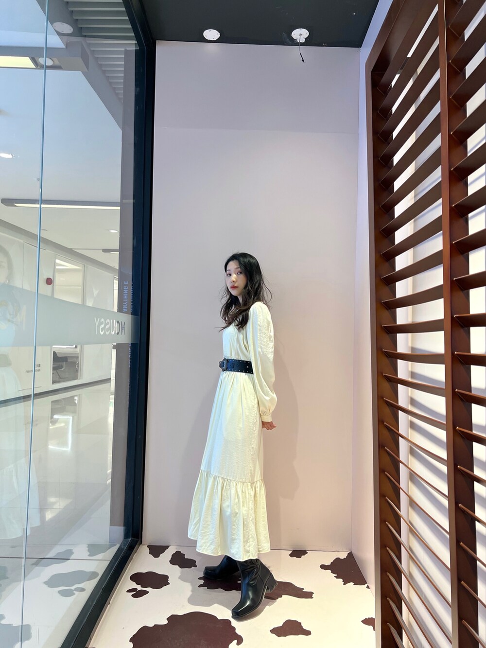 ホワイト系のワンピースを着用したレディースの春コーディネートの2枚目の写真