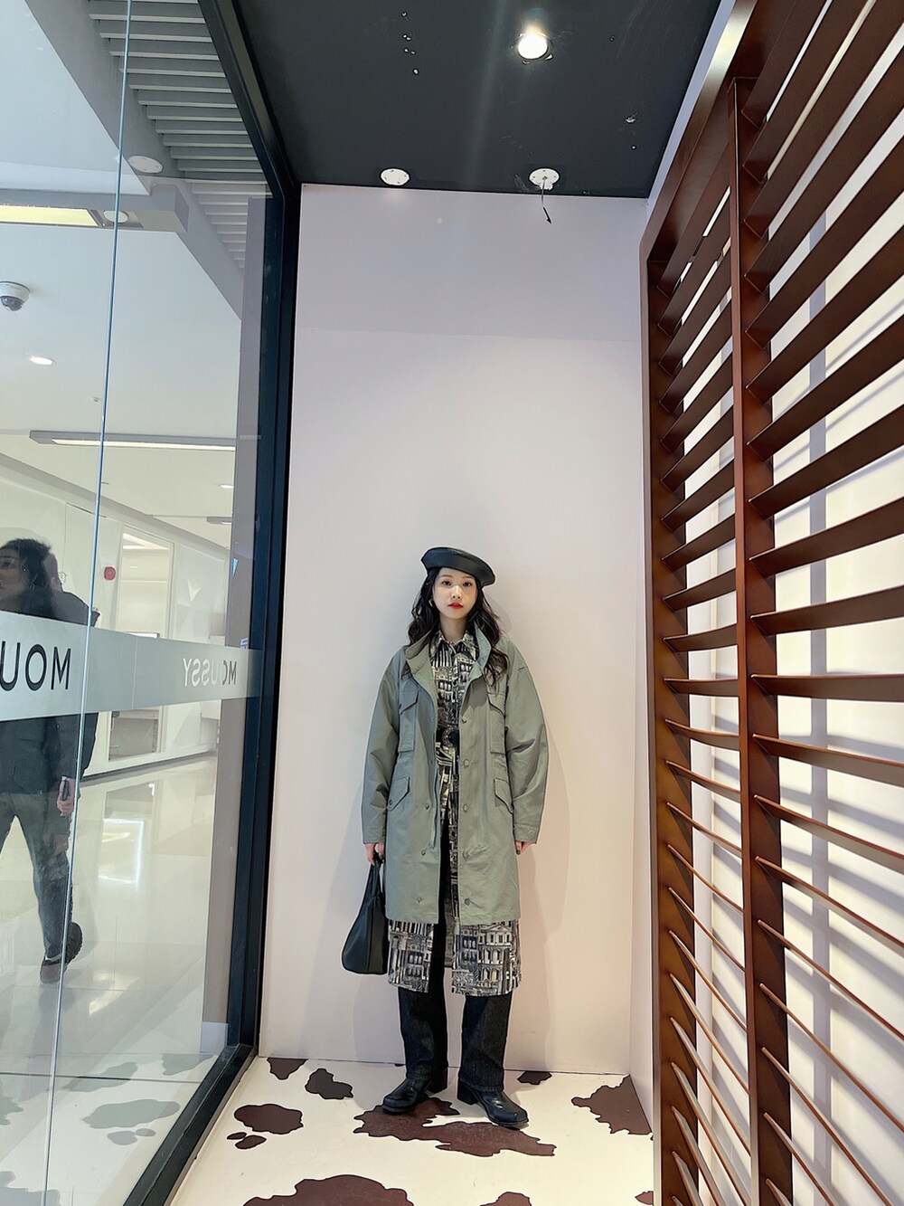 グリーン系のジャケット/アウターを着用したレディースの春コーディネートの2枚目の写真