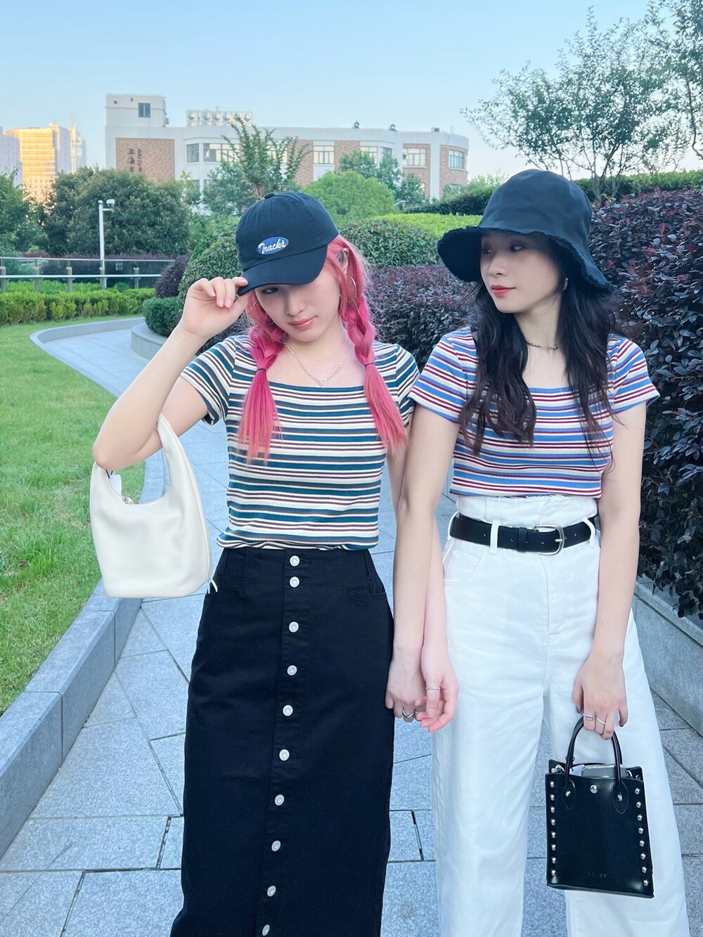 その他のニット/セーター、ホワイト系のデニムパンツ、ブラック系のデニムスカートを着用したレディースの夏コーディネートの2枚目の写真