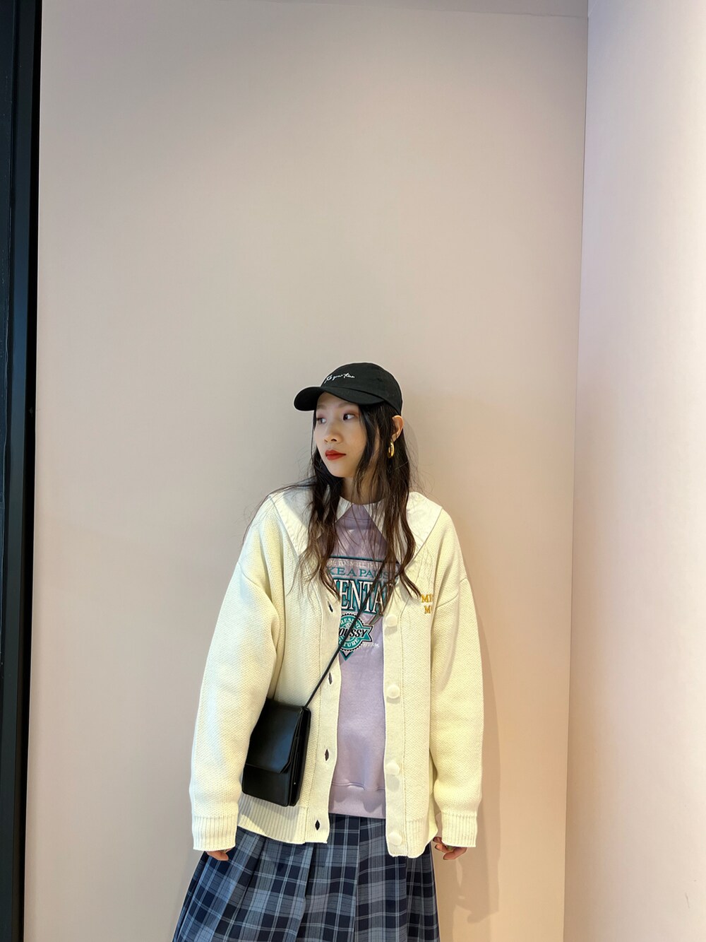 ホワイト系のニット/セーターを着用したレディースの春コーディネートの2枚目の写真