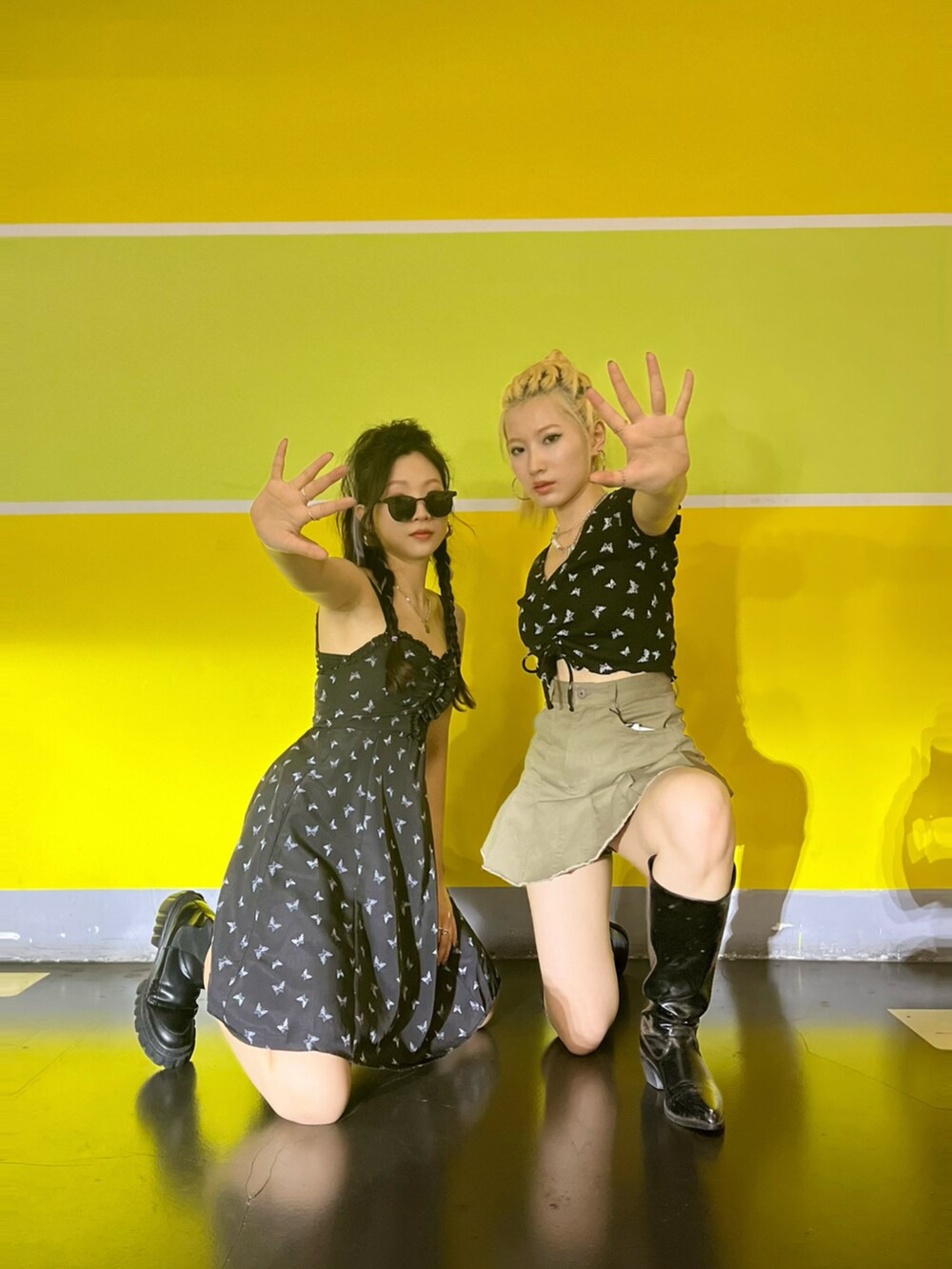 ブラック系のその他トップス、その他のスカート、ブラック系のワンピースを着用したレディースの夏コーディネートの3枚目の写真