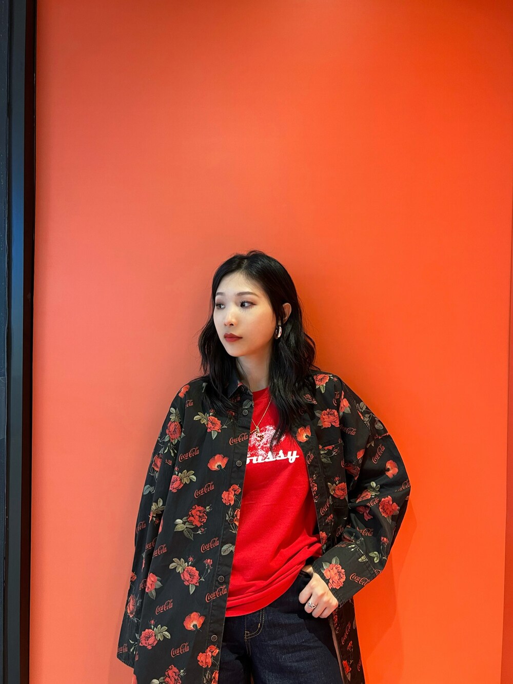 ブルー系のデニムパンツ、ブラック系のその他アウターを着用したレディースの夏コーディネートの2枚目の写真