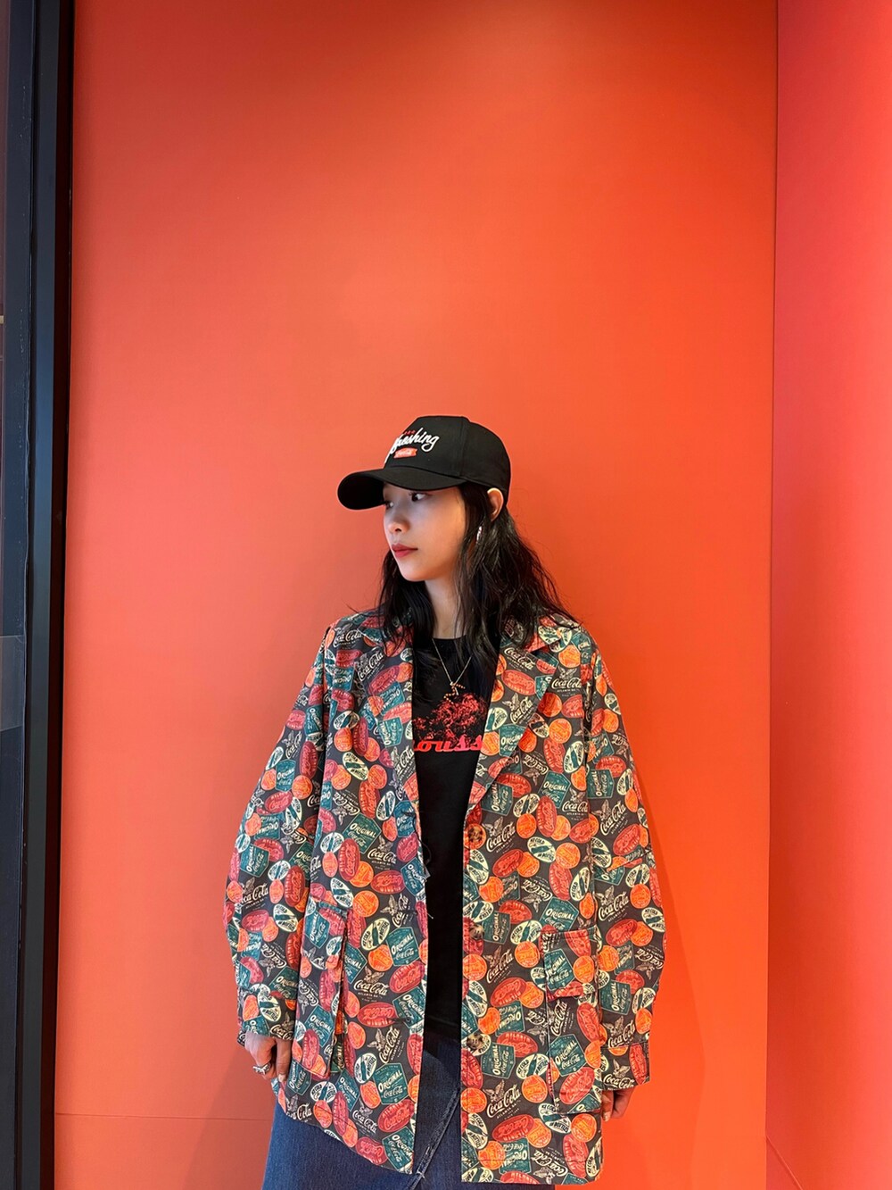 レッド系のテーラードジャケットを着用したレディースの夏コーディネートの2枚目の写真