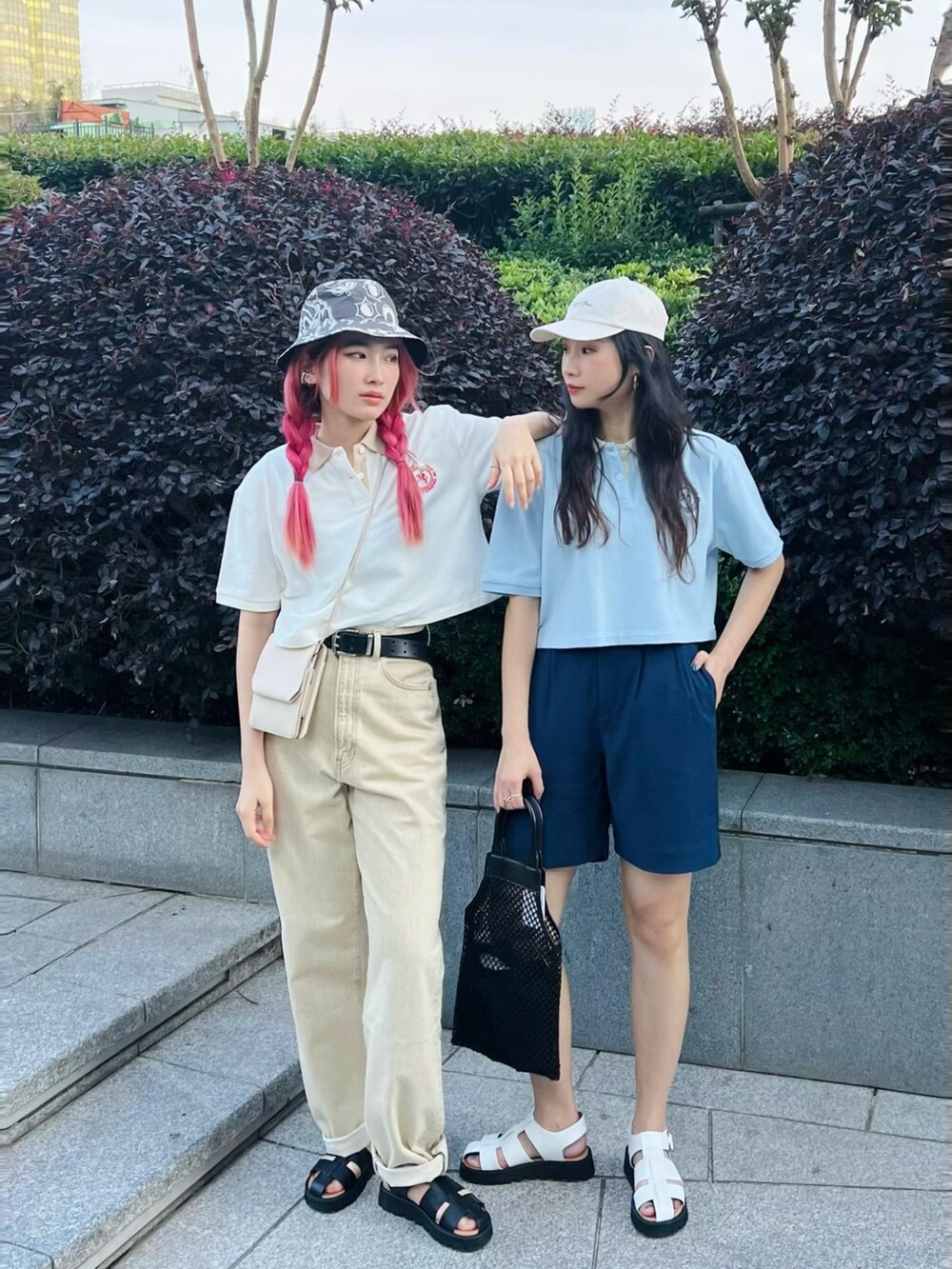 ブルー系のカーゴパンツ、ベージュ系のデニムパンツ、ホワイト系のポロシャツを着用したレディースの夏コーディネートの2枚目の写真