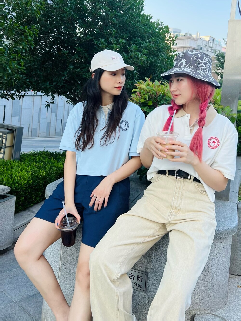 ブルー系のカーゴパンツ、ベージュ系のデニムパンツ、ホワイト系のポロシャツを着用したレディースの夏コーディネートの3枚目の写真