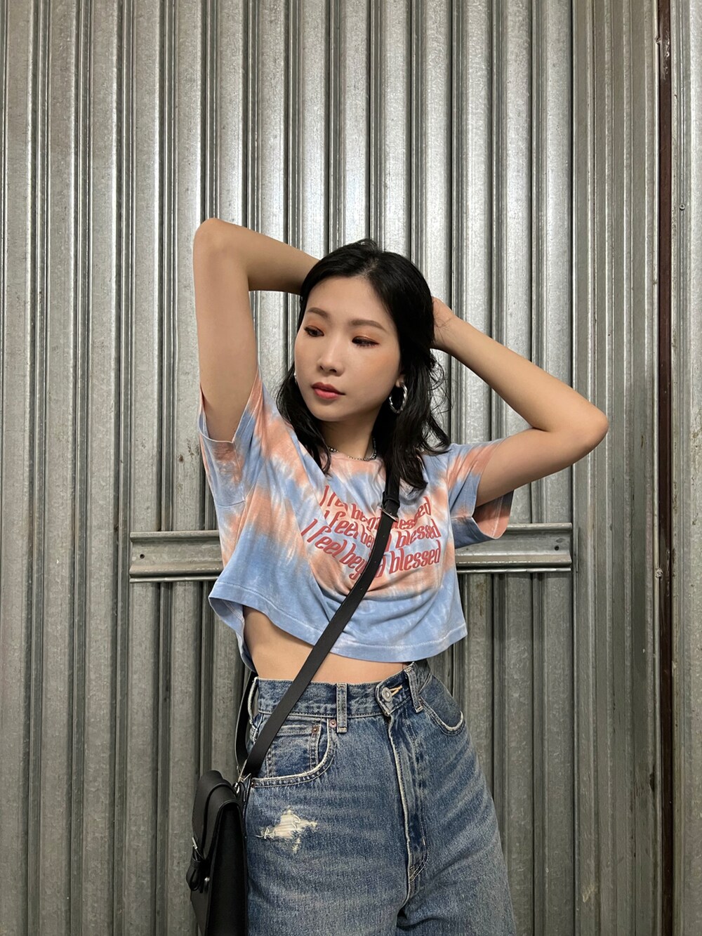 ブルー系のデニムパンツ、その他のTシャツ/カットソーを着用したレディースの夏コーディネートの3枚目の写真