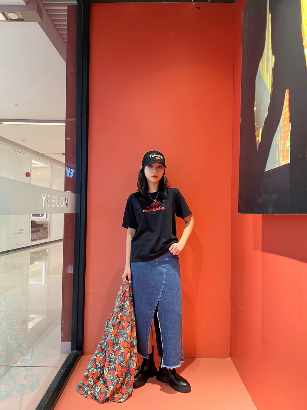 レッド系のテーラードジャケットを着用したレディースの夏コーディネートの4枚目の写真