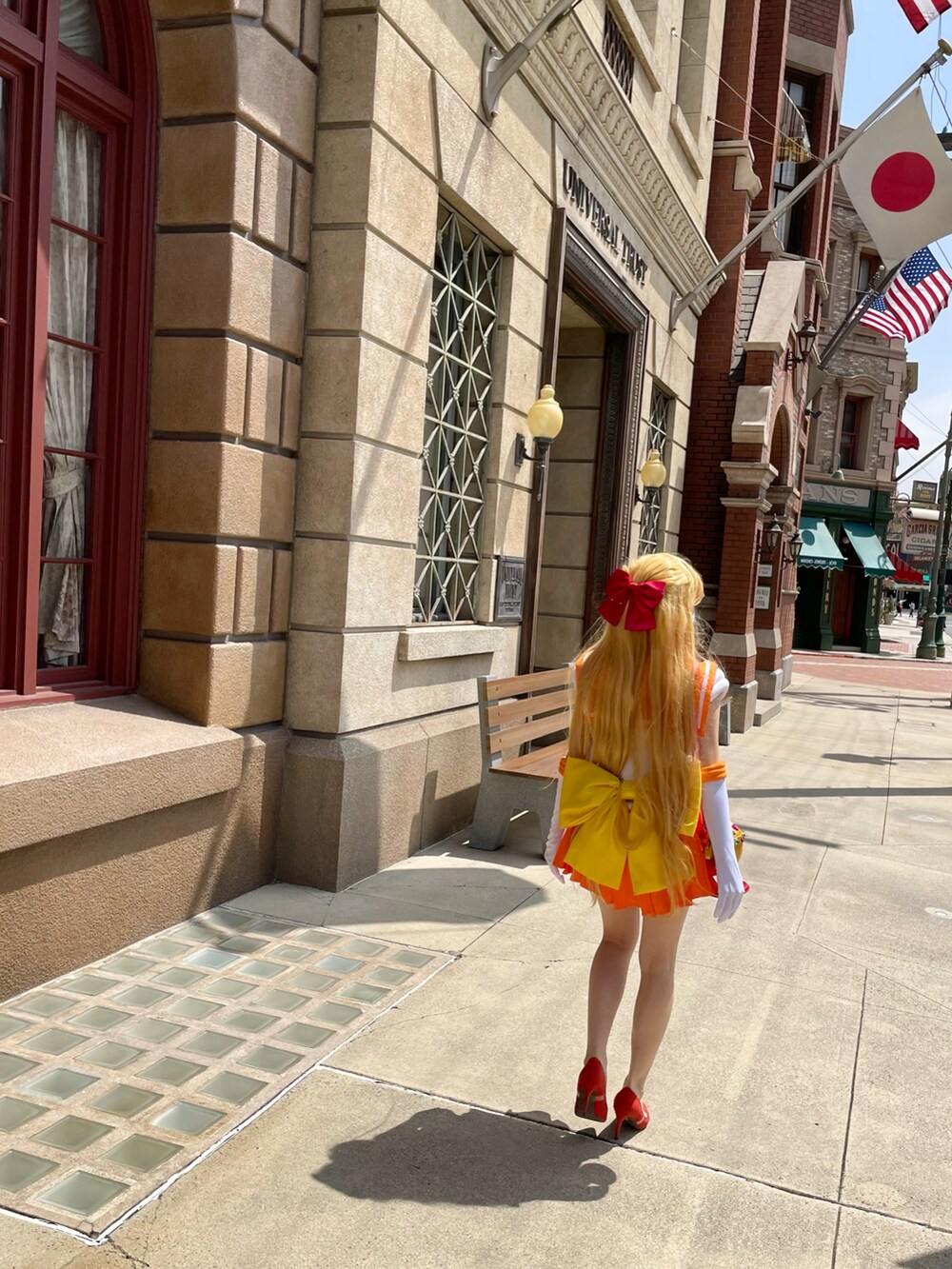 オレンジ系のパンプスを着用したレディースの春コーディネートの4枚目の写真