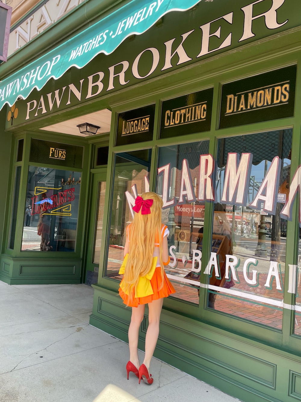 オレンジ系のパンプスを着用したレディースの春コーディネートの3枚目の写真