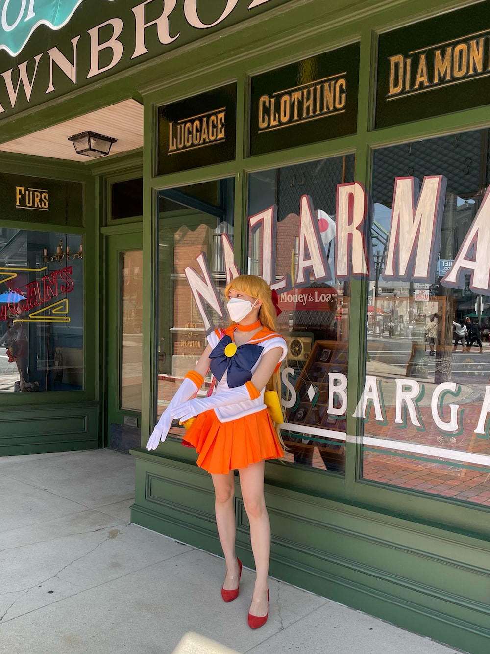 オレンジ系のパンプスを着用したレディースの春コーディネートの2枚目の写真