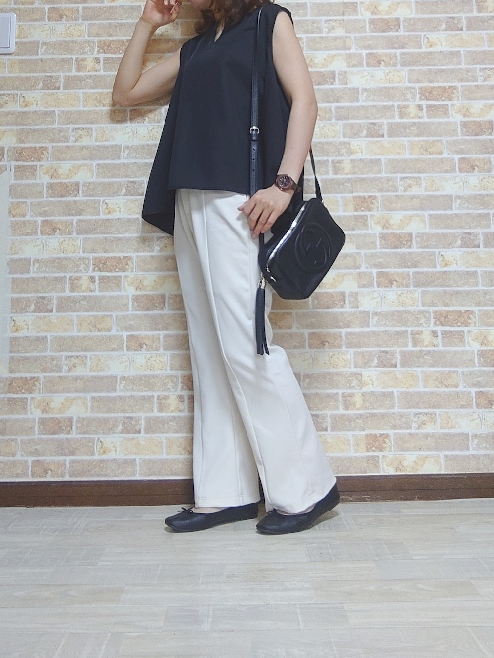 ベージュ系のスカート、ブラック系のスニーカー、ブラック系のシャツ/ブラウスを着用したレディースの夏コーディネートの4枚目の写真