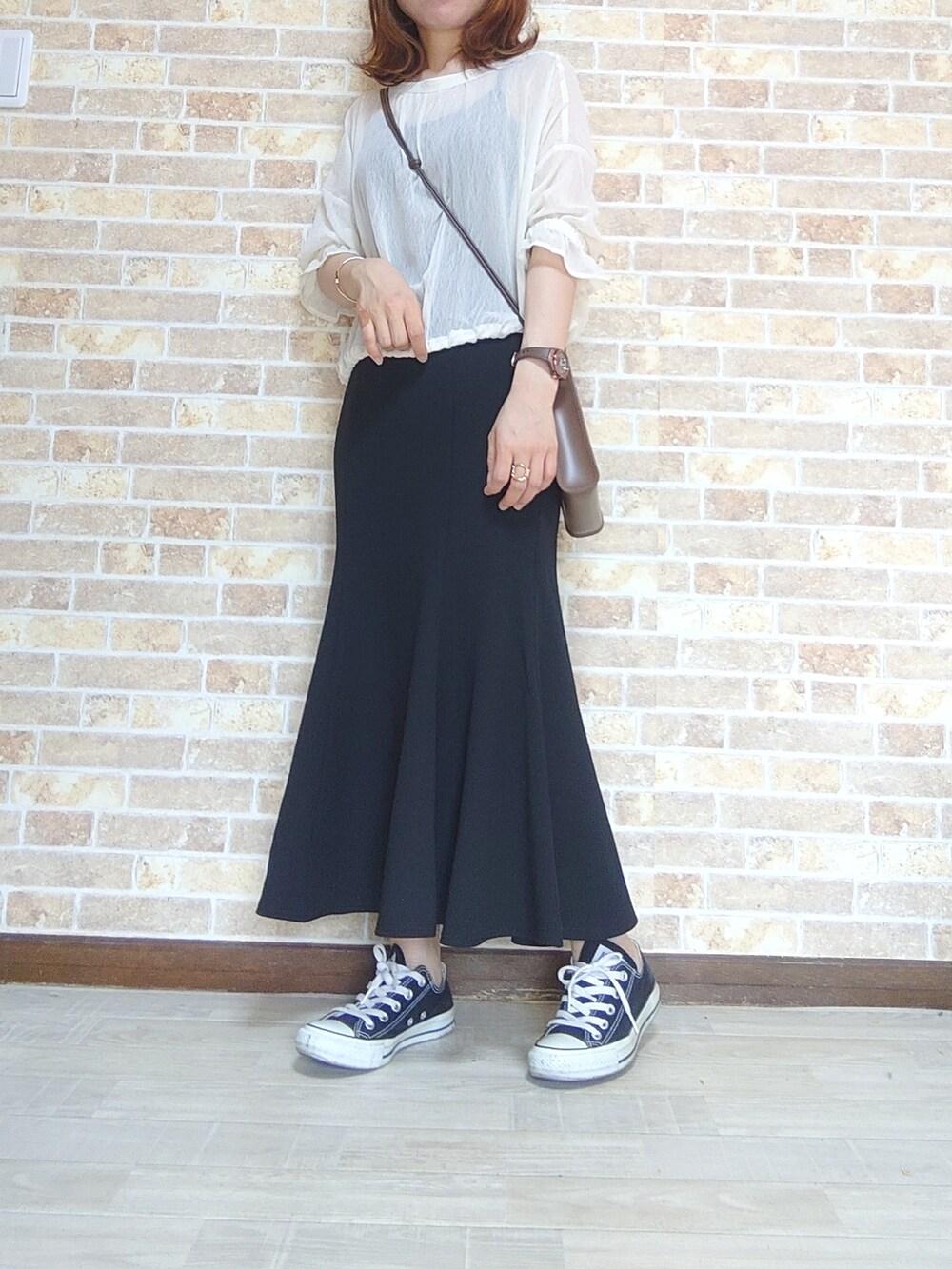 ブラック系のスカート、ホワイト系のシャツ/ブラウス、ブラック系のキャミソールを着用したレディースの夏コーディネートの3枚目の写真