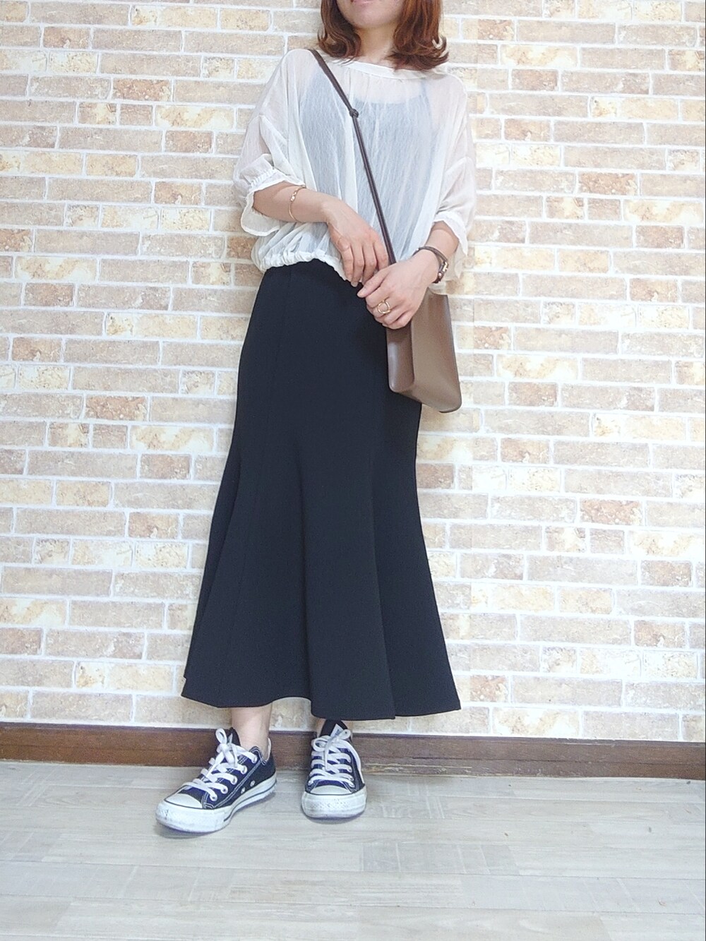ブラック系のスカート、ホワイト系のシャツ/ブラウス、ブラック系のキャミソールを着用したレディースの夏コーディネートの4枚目の写真