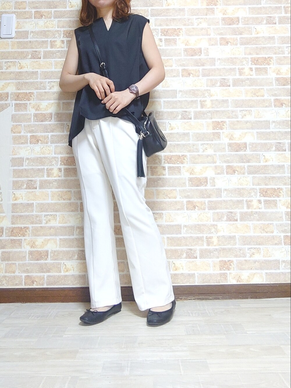 ベージュ系のスカート、ブラック系のスニーカー、ブラック系のシャツ/ブラウスを着用したレディースの夏コーディネートの3枚目の写真