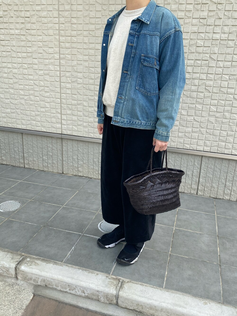 ブラック系のその他パンツ、ベージュ系のスウェット、ブルー系のデニムジャケットを着用したレディースの冬コーディネートの2枚目の写真