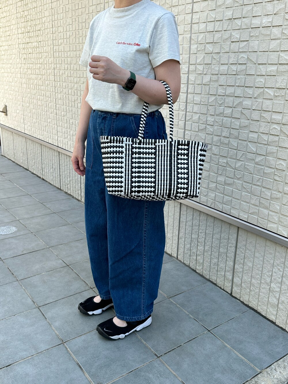 ブルー系のデニムパンツ、ベージュ系のTシャツ/カットソーを着用したレディースの夏コーディネートの3枚目の写真