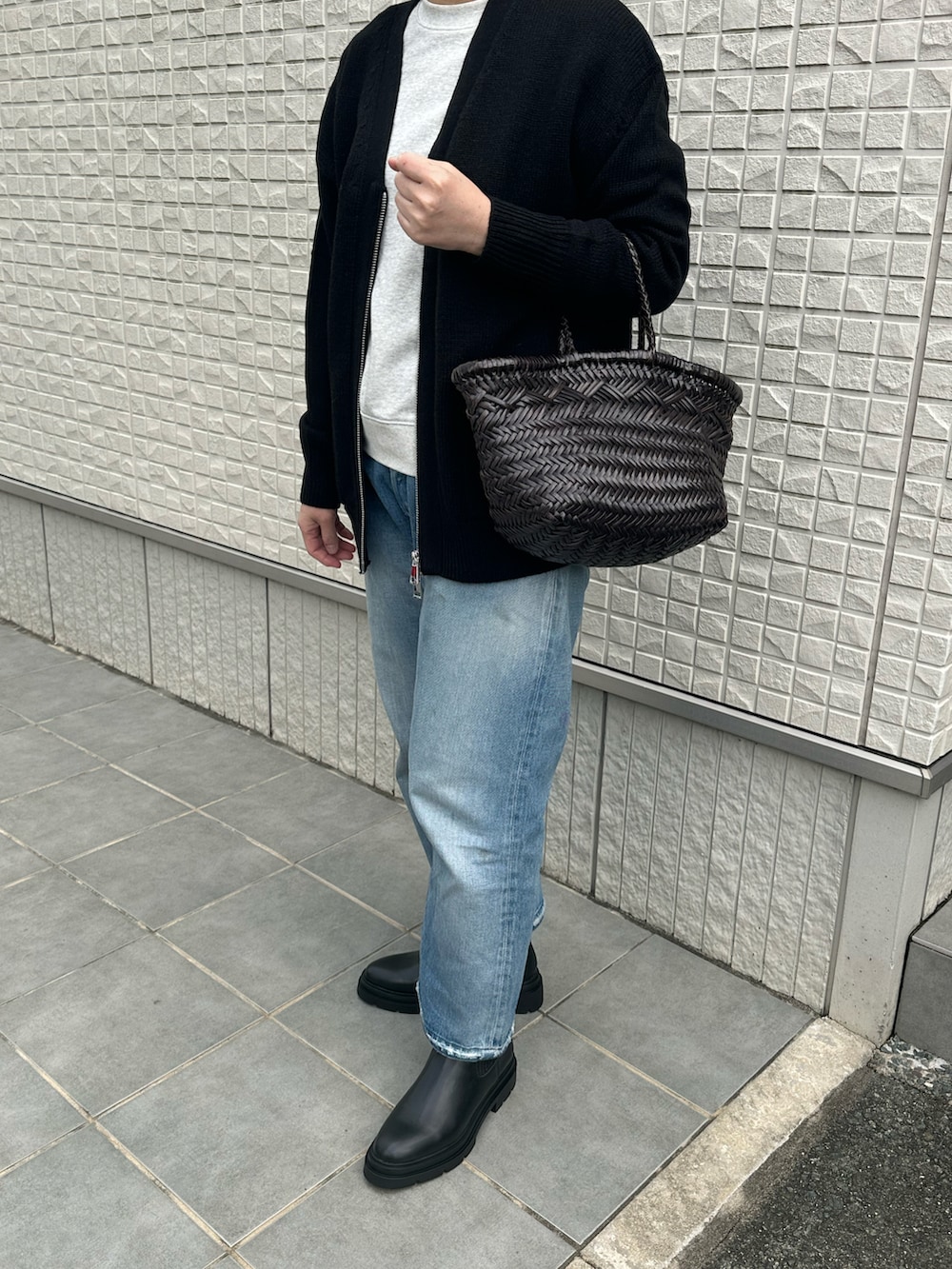 ブラック系のその他アウター、ブラック系のブーツを着用したレディースの秋コーディネートの2枚目の写真