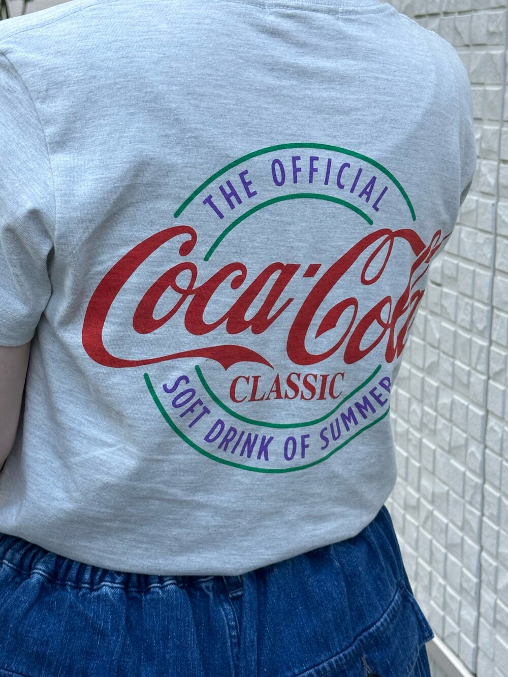 ブルー系のデニムパンツ、ベージュ系のTシャツ/カットソーを着用したレディースの夏コーディネートの2枚目の写真