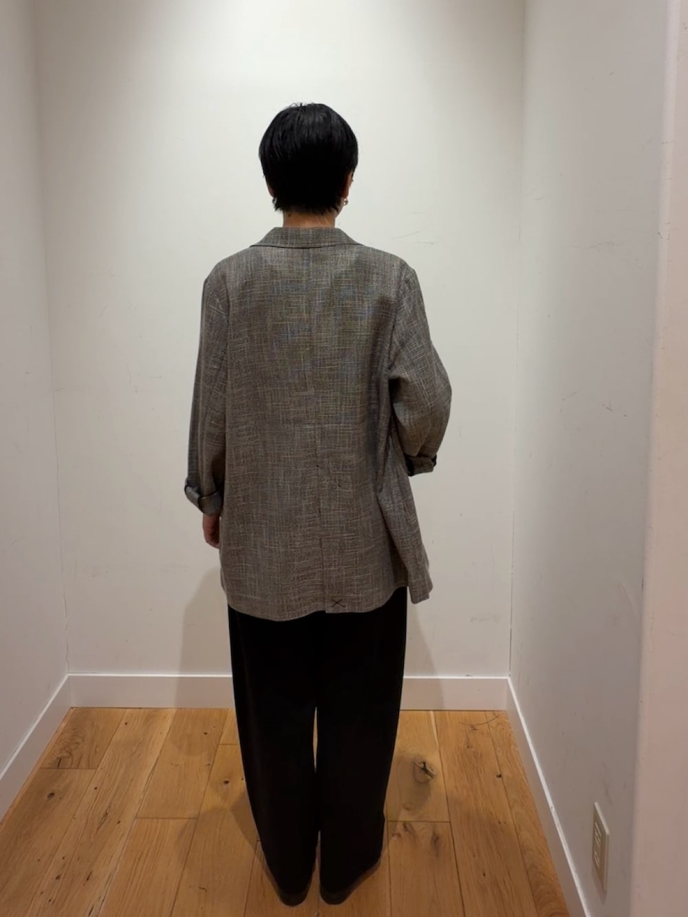 ブラック系のタンクトップ、グレー系のその他アウター、ブラック系のその他パンツを着用したレディースの秋コーディネートの4枚目の写真