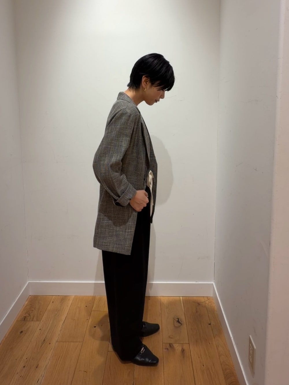 ブラック系のタンクトップ、グレー系のその他アウター、ブラック系のその他パンツを着用したレディースの秋コーディネートの3枚目の写真