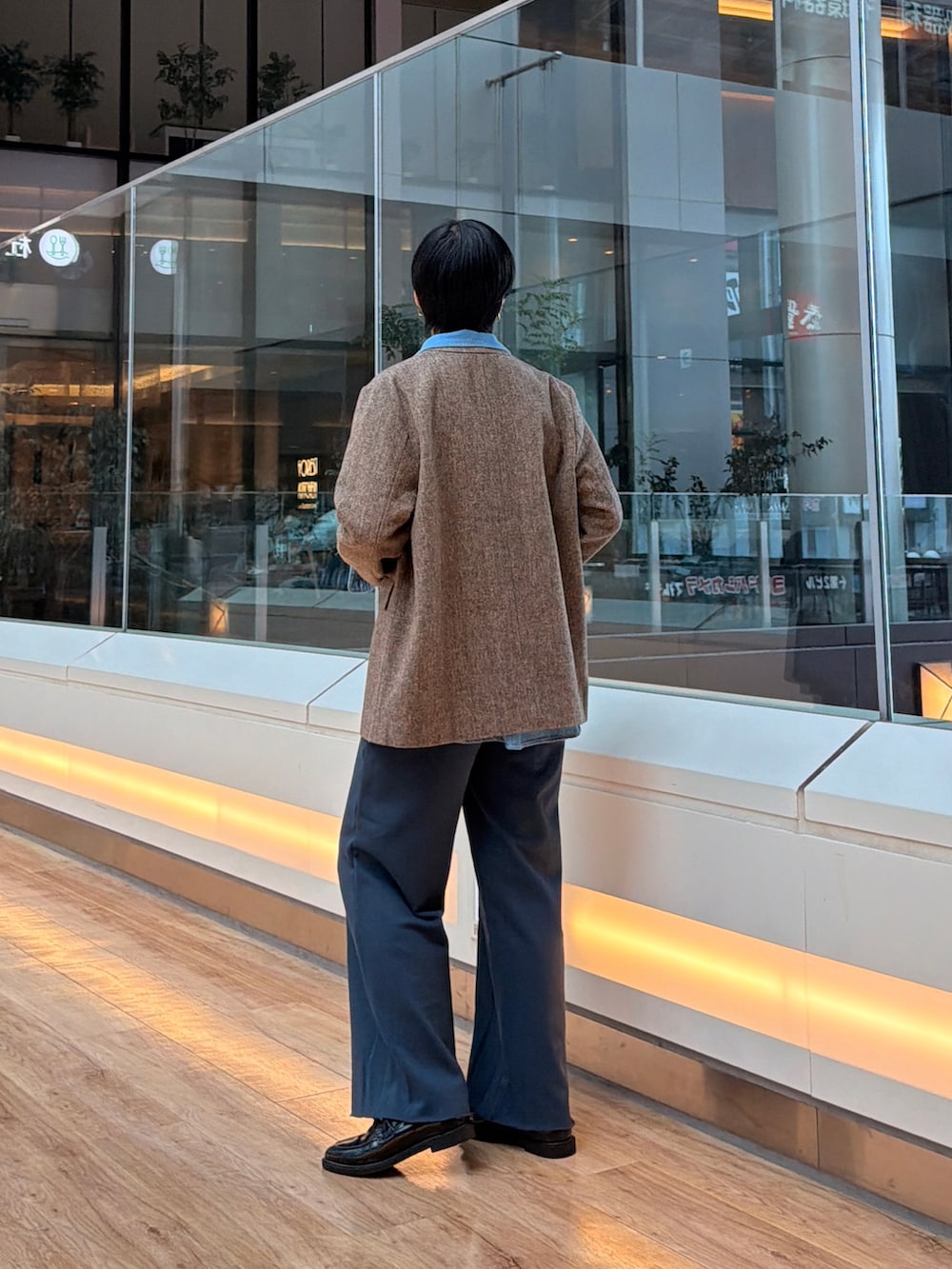 ブルー系のシャツ/ブラウス、ブラウン系のノーカラージャケット、ブルー系のその他パンツを着用したレディースの秋コーディネートの4枚目の写真