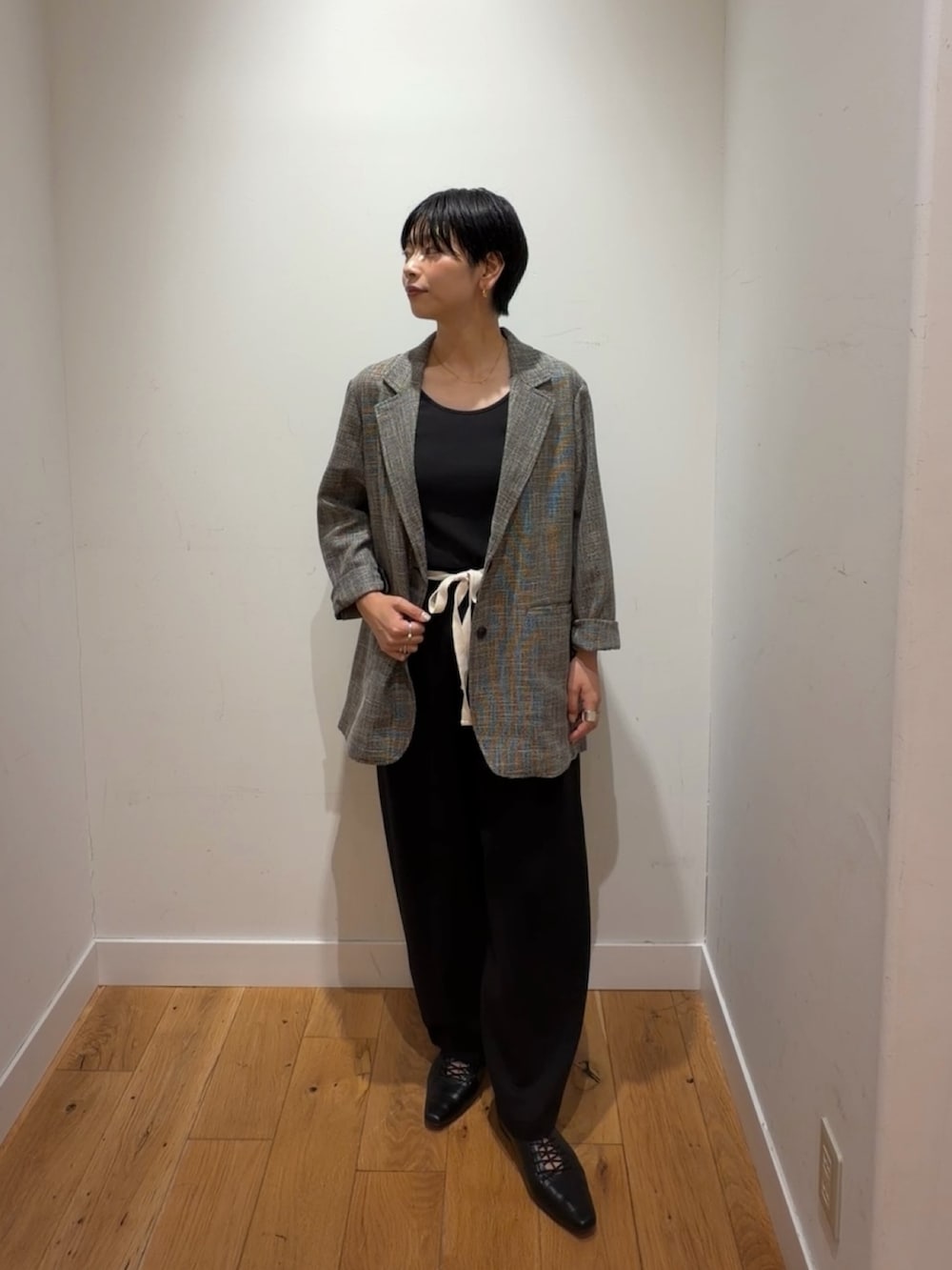 ブラック系のタンクトップ、グレー系のその他アウター、ブラック系のその他パンツを着用したレディースの秋コーディネートの2枚目の写真